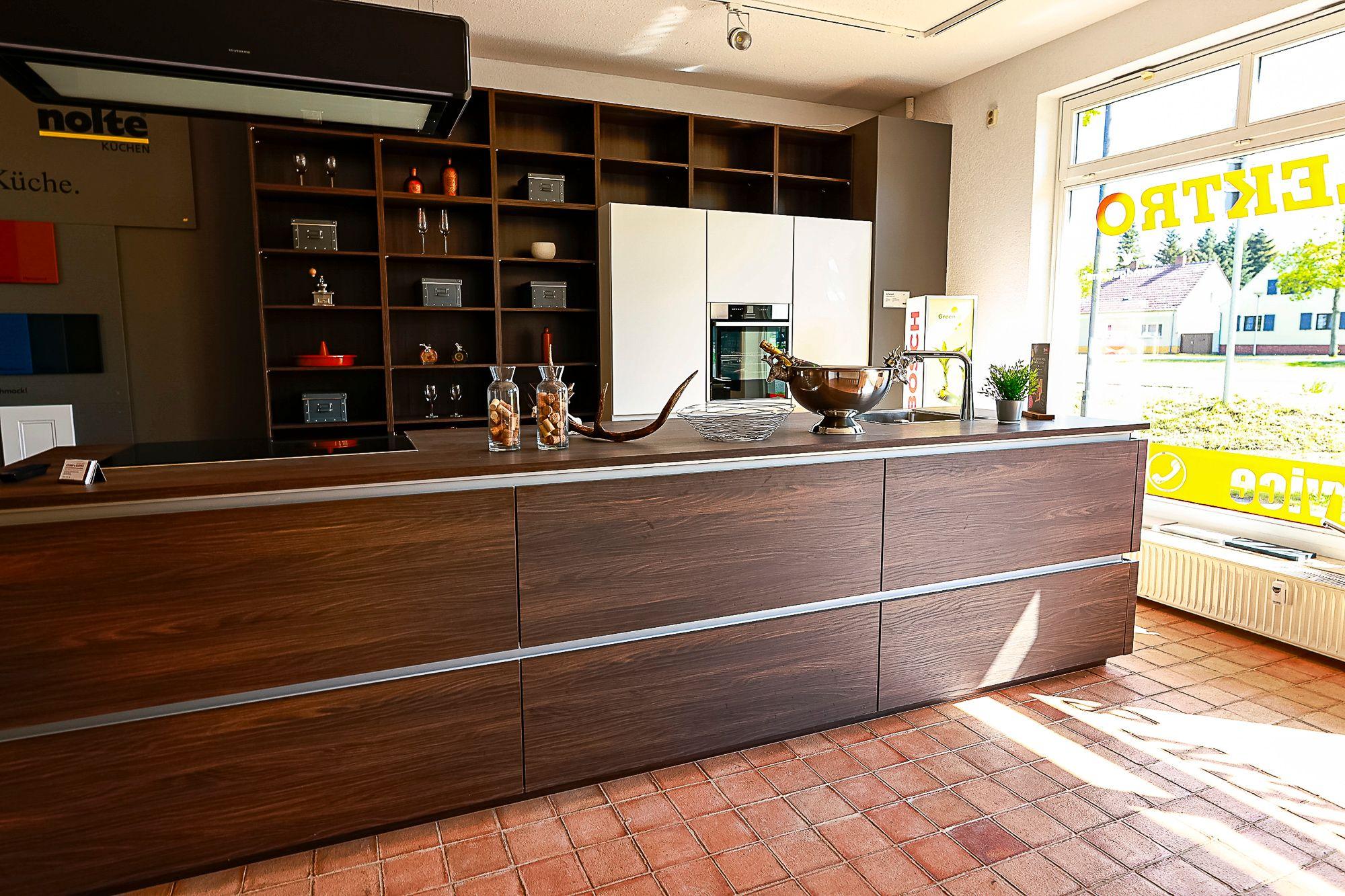 Ausstellung Nolte Küche Insel Nussbaum.jpg