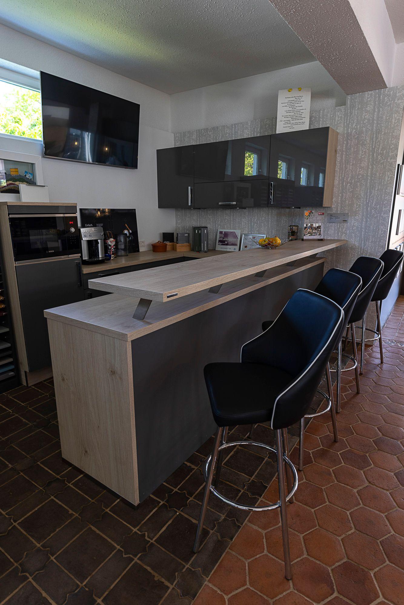 Ausstellungsküche Nolte Quarzgrau Hochglanz.jpg